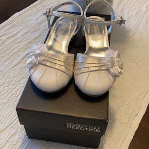 NIB Kenneth Cole Girls Size 12.5 White Shoes